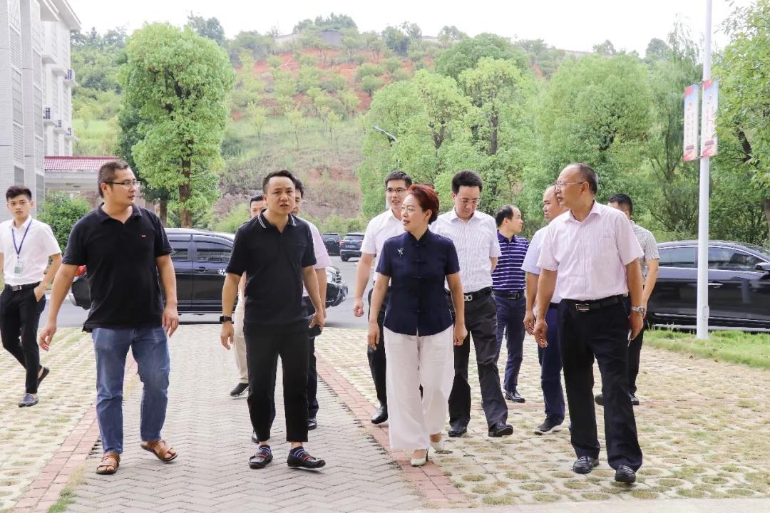 省民政廳黨組書記、廳長唐白玉蒞臨株洲縣海福祥養(yǎng)老護理院考察工作
