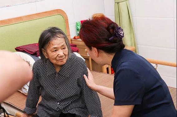 省民政廳黨組書記、廳長唐白玉蒞臨株洲縣海福祥養(yǎng)老護理院考察工作