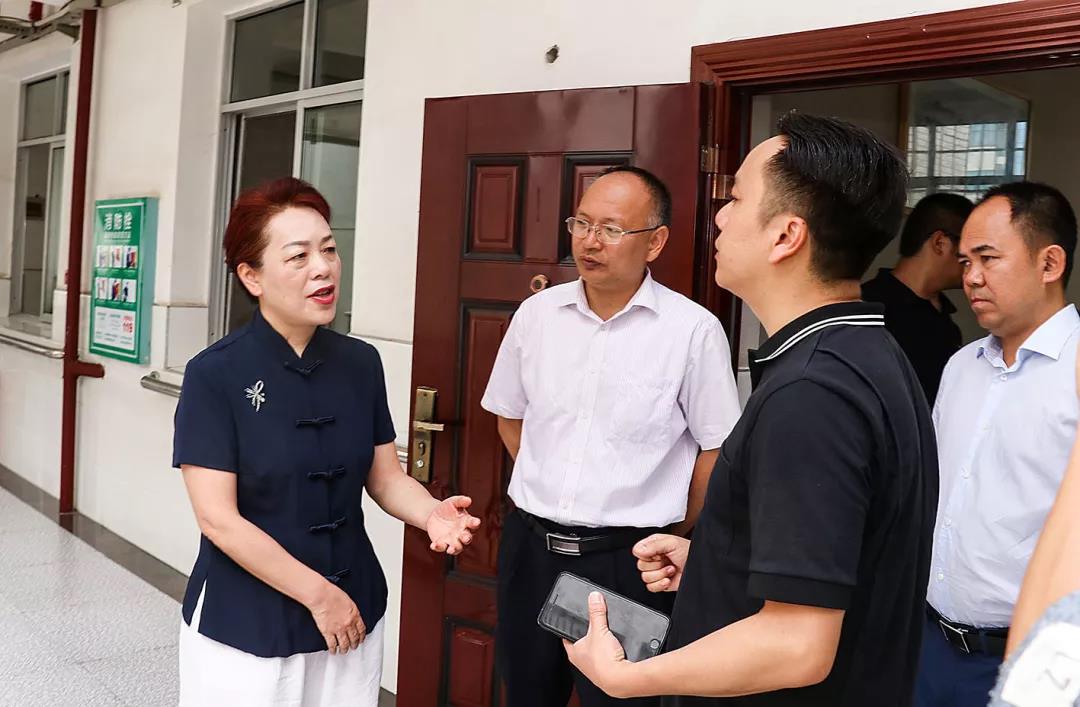 省民政廳黨組書記、廳長唐白玉蒞臨株洲縣海福祥養(yǎng)老護理院考察工作