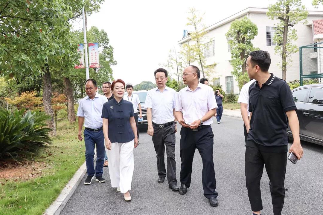 省民政廳黨組書記、廳長唐白玉蒞臨株洲縣海福祥養(yǎng)老護理院考察工作