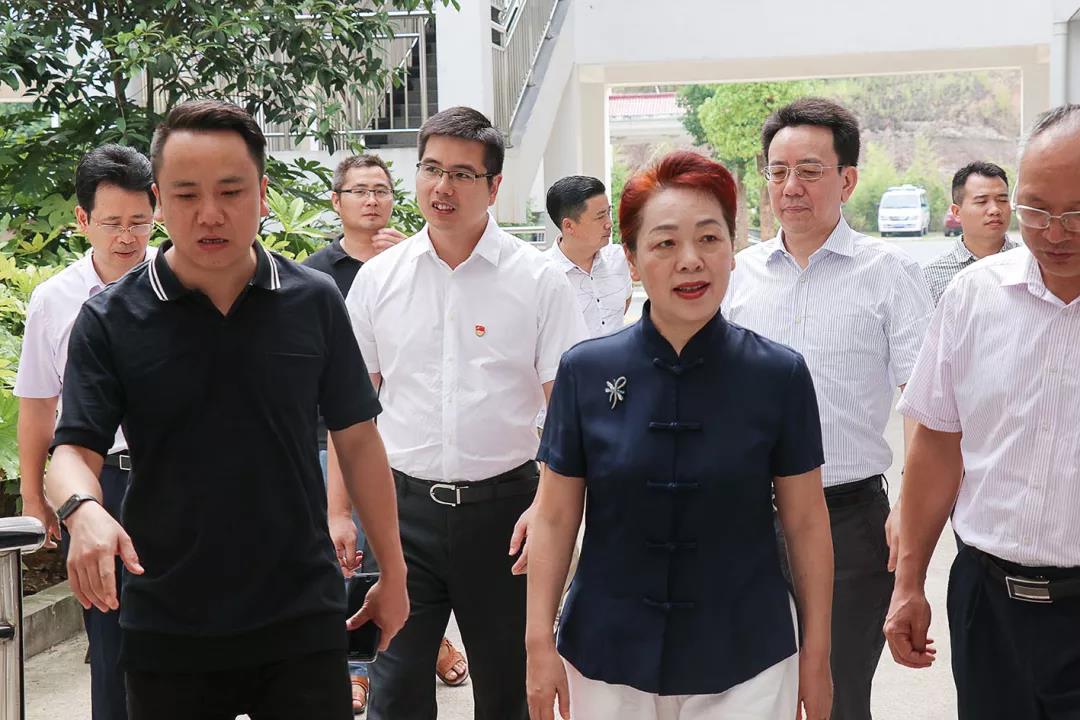省民政廳黨組書記、廳長唐白玉蒞臨株洲縣海福祥養(yǎng)老護理院考察工作