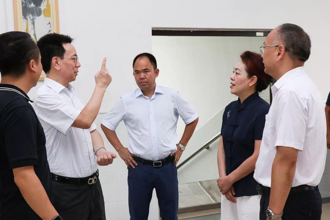 省民政廳黨組書記、廳長唐白玉蒞臨株洲縣海福祥養(yǎng)老護理院考察工作