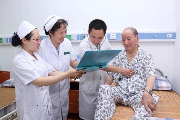  獨(dú)居老人摔倒陽臺(tái)敲盆呼救4晝夜，背后真相引人深思