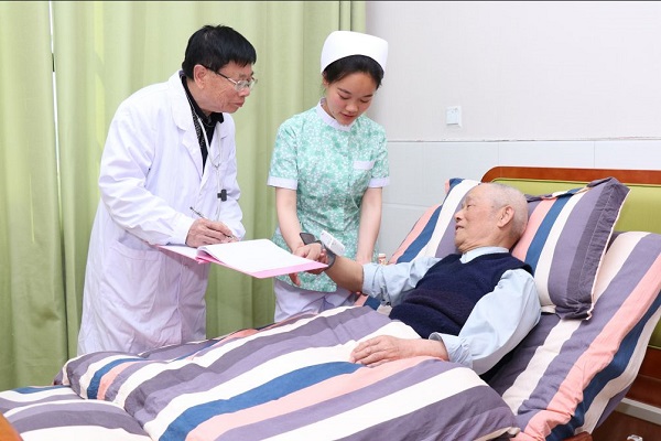  獨(dú)居老人摔倒陽臺(tái)敲盆呼救4晝夜，背后真相引人深思