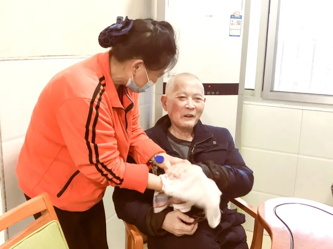 【最美護(hù)理員】?jī)A情守護(hù)，筑起愛(ài)的家園