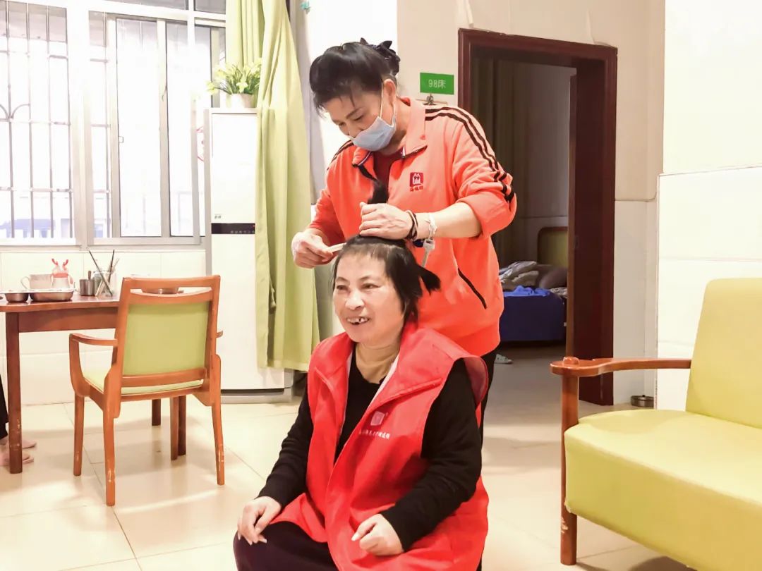 【最美護(hù)理員】?jī)A情守護(hù)，筑起愛(ài)的家園