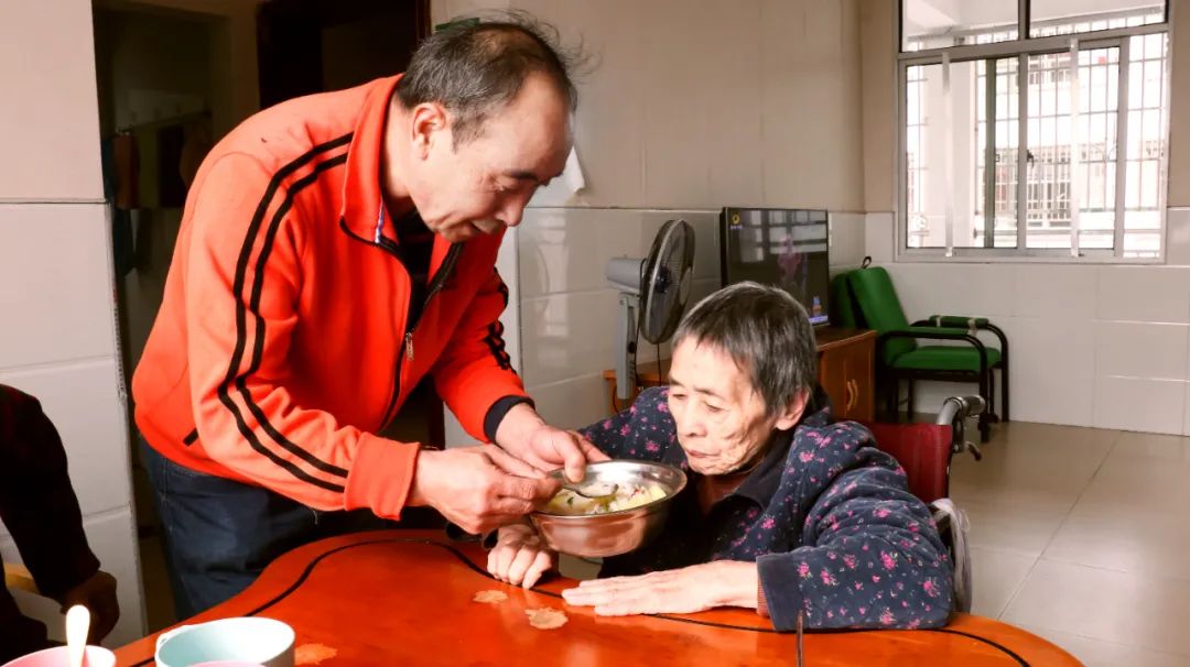 【最美護(hù)理員】?jī)A情守護(hù)，筑起愛(ài)的家園