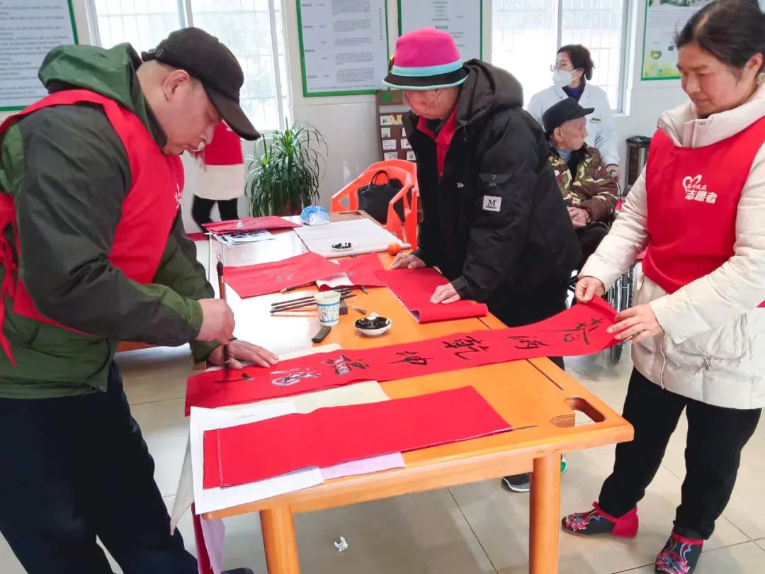 筆墨迎新春，送福到萬(wàn)家 |株洲晚報(bào)志愿者愛(ài)心藝術(shù)團(tuán)與知名書(shū)法家言文杰老師一行走進(jìn)株洲淥口區(qū)海福祥養(yǎng)老院寫(xiě)春聯(lián)送祝福